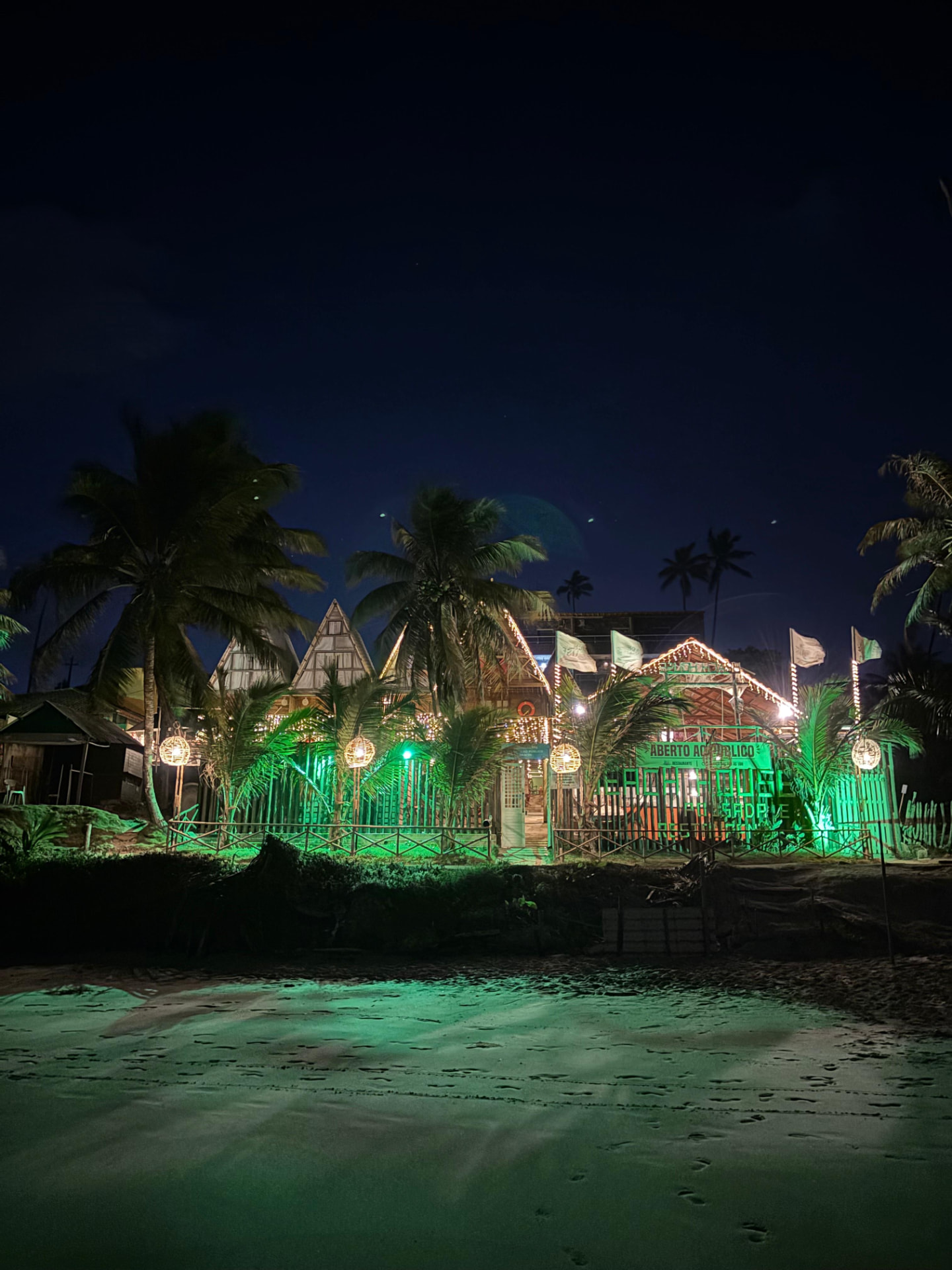 Fachada iluminada da Beach House à noite