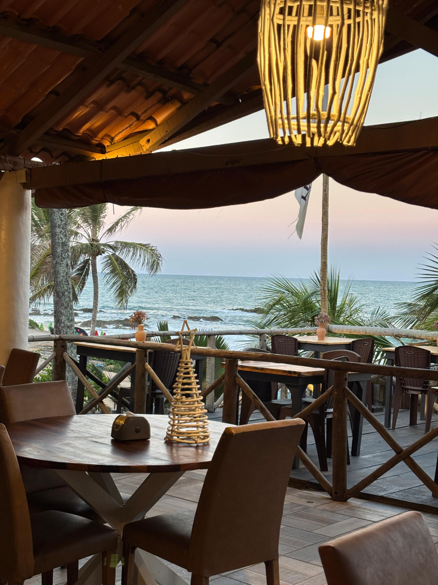 Varanda do restaurante com vista para o mar